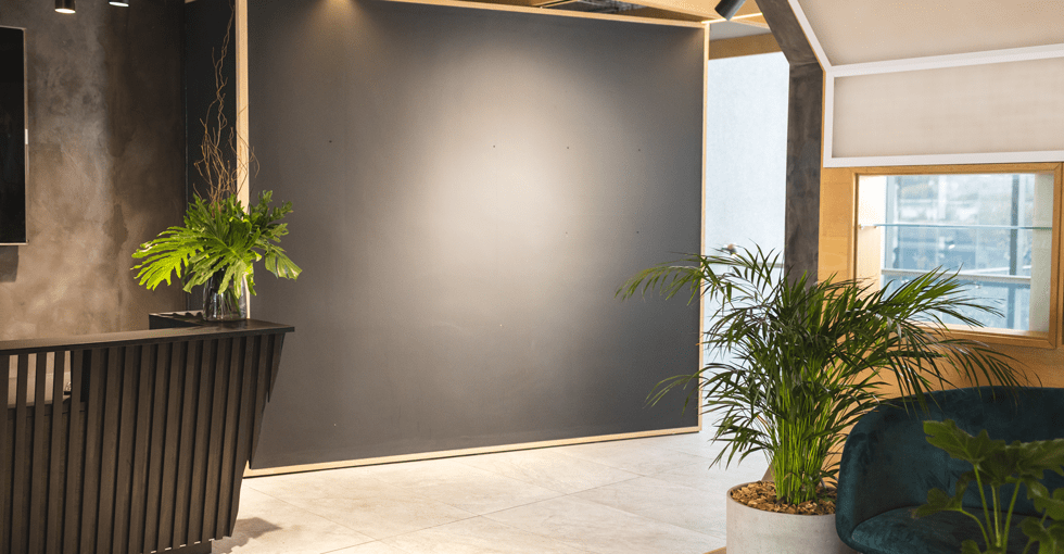 保険代理業務および事業支援サービス